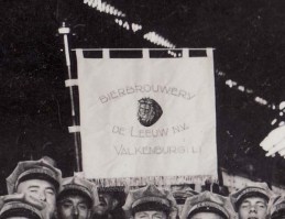 oude foto uitstapje amsterdam jaren 30 vlag detail